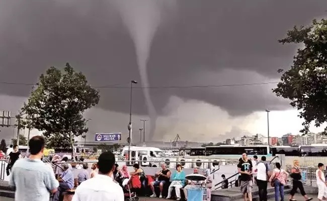 “Fear and Chaos in Chicago: A Tornado No One Will Ever Forget”