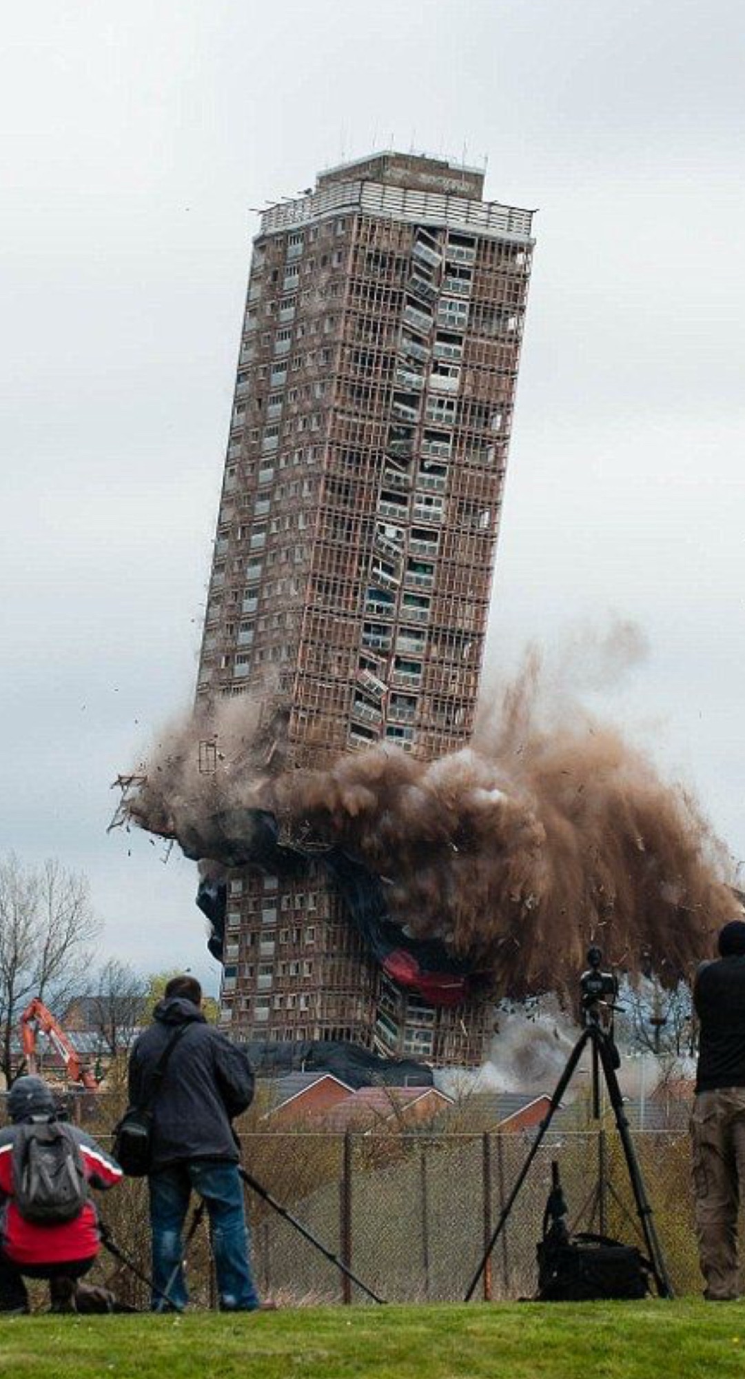 “Horror in Texas: Building Collapses into Rubble, Screams Echo Through the Dust”