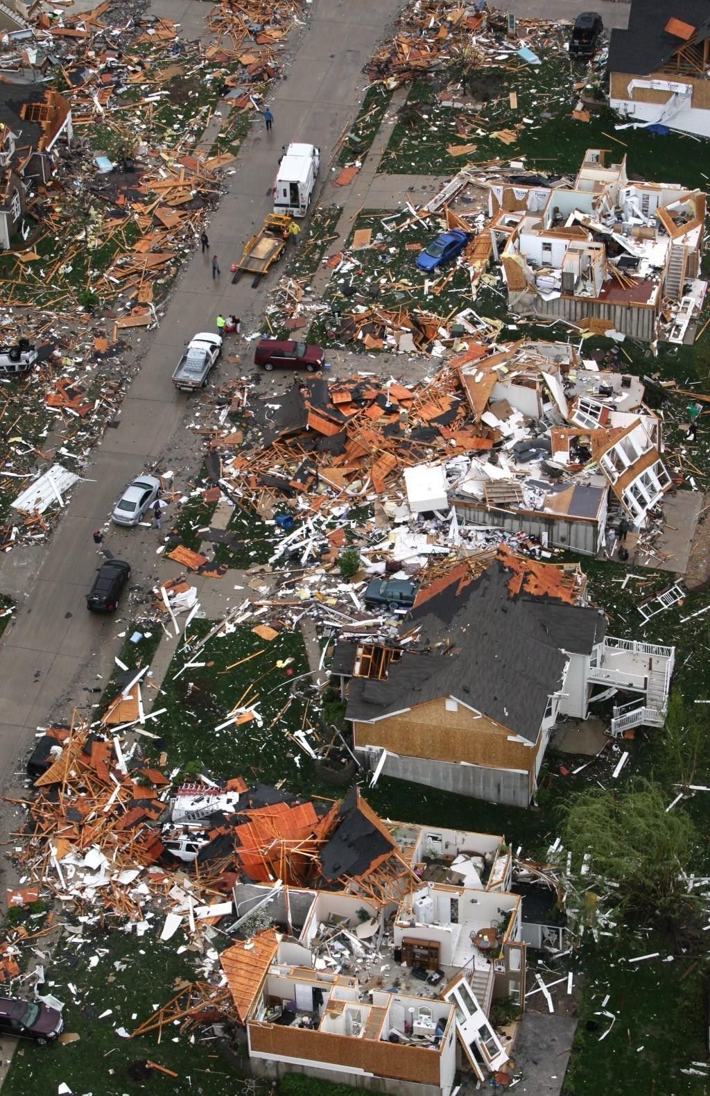 “Tears Over St. Louis: Tornado Leaves a Trail of Heartbreak and Destruction”